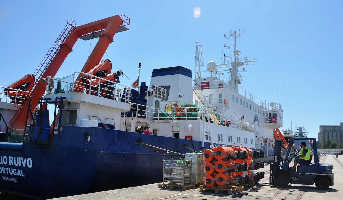 Loading the vessel with the OBSs.