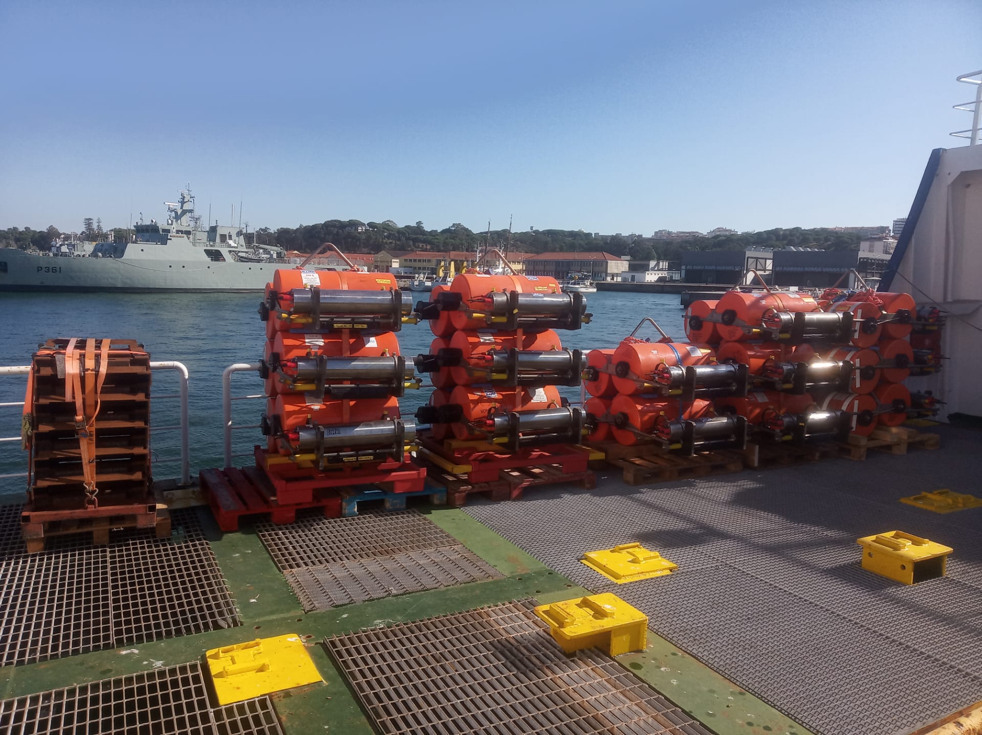 Loaded LOBSTERs on board of the RV Mário Ruivo .