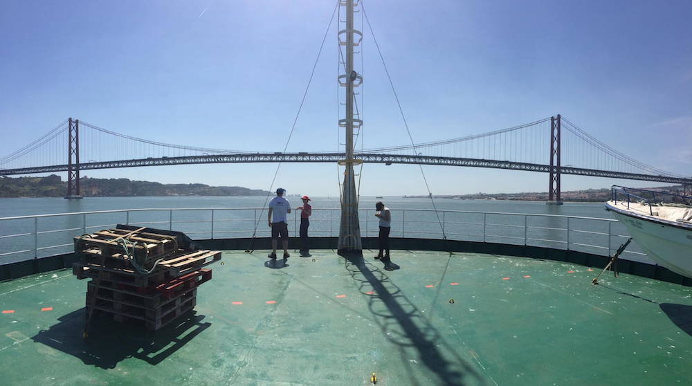 The ship on its way along the Tagus river towards the open Ocean.